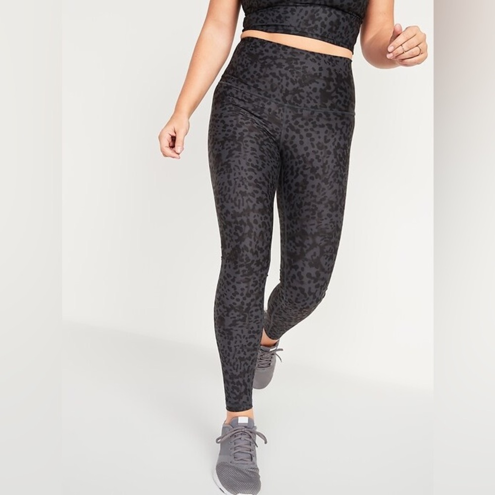 Pre-owned Old Navy Grey Cheetah leggings
Size: Large
High waist